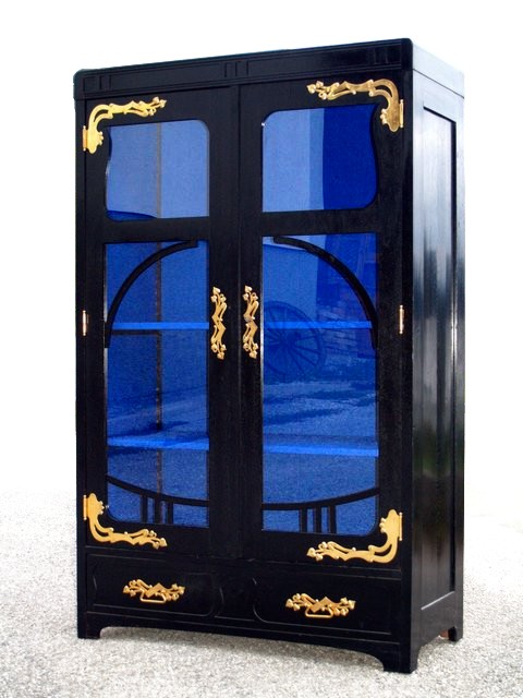 Read more about the article Restaurierte Jugendstil Vitrine gefällig?