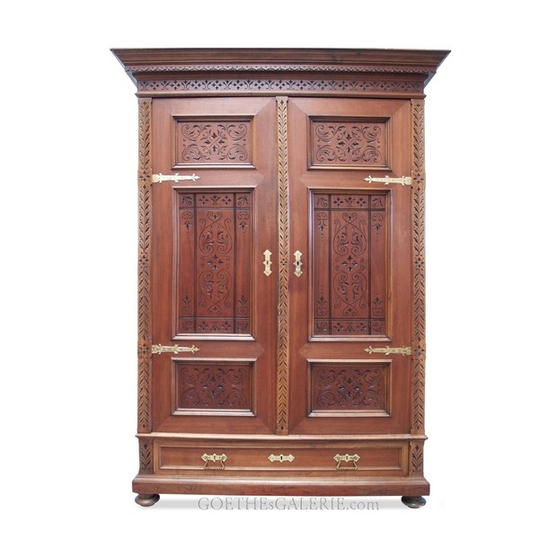 Read more about the article Gründerzeit Dielenschrank / antiker Kleiderschrank – formschön!