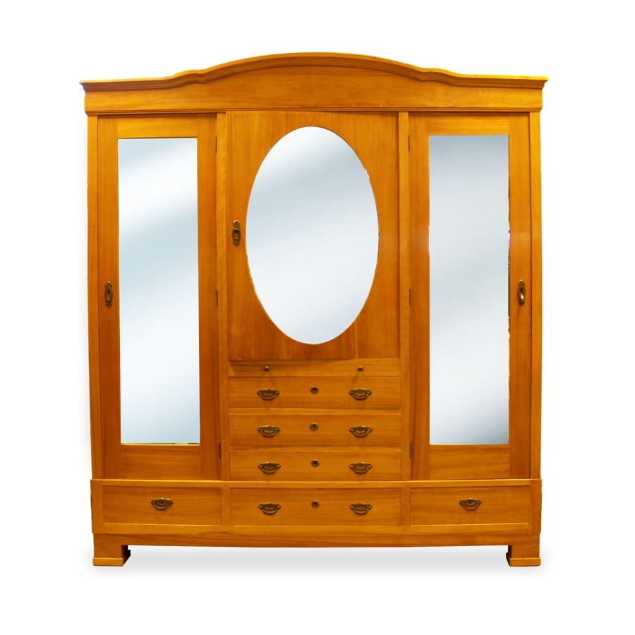 Fotos (c) zeigen: Antiker Kleiderschrank. Klick auf Bild OBEN öffnet neues Fenster zu unserer Facebook Ankündigungstafel wo Neuankömmlinge vorgestellt werden. antiker Schrank Jugendstil