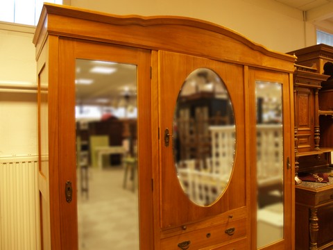 Antiker Kleiderschrank im Biedermeierstil 1 antiker Schrank Jugendstil