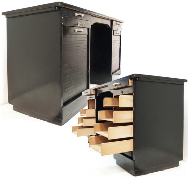 Read more about the article Antiker Schreibtisch schwarz Jugendstil mit Rollladen
