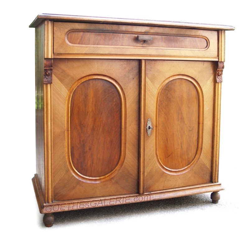 Read more about the article antike Kommode, Vintage Altdeutsch – bezauberndes Möbel