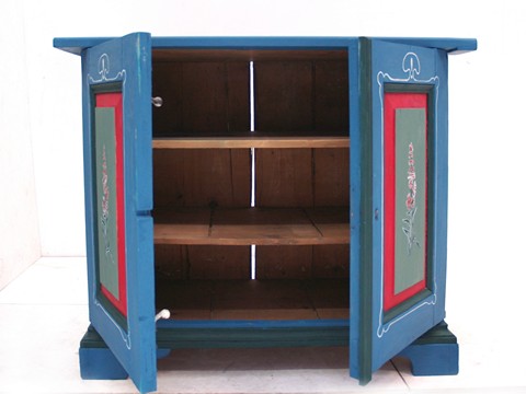 Read more about the article Bemalte Kommode antik Vollholz im provinziellen Möbelstil