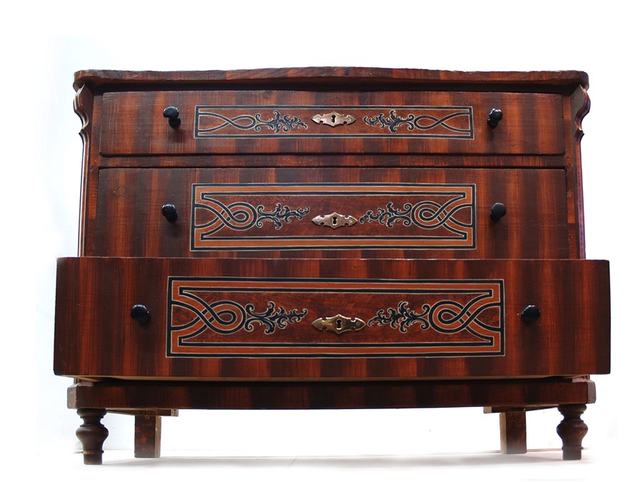 Read more about the article Antike Kommode, provinziell gefertigtes, bemaltes Möbel