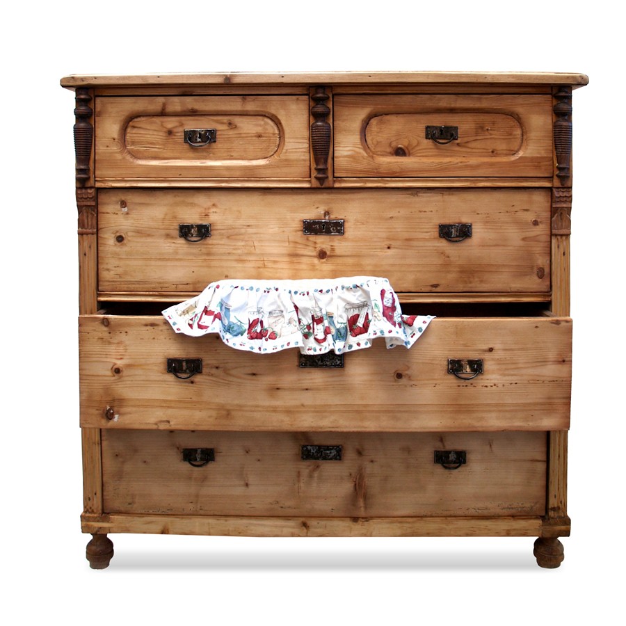 Read more about the article Antike Kommode Naturholz – absolut stattliches Landhausstil Möbel!