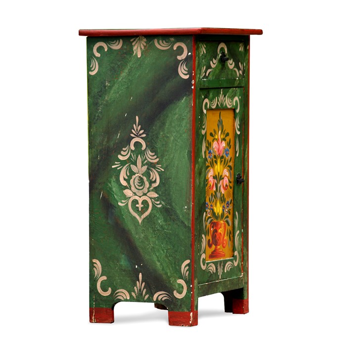 Read more about the article Antike Kommode grün bemalt