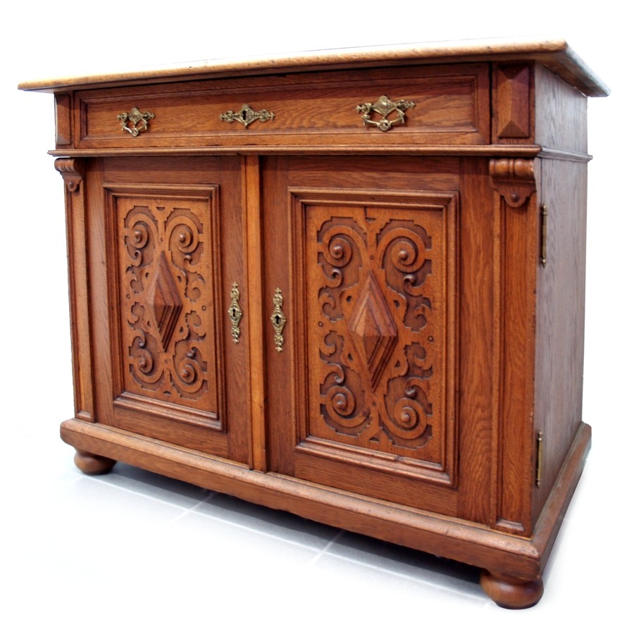 Read more about the article antike Vintage Kommode Gründerzeit geschnitzt – einfach hochwertig