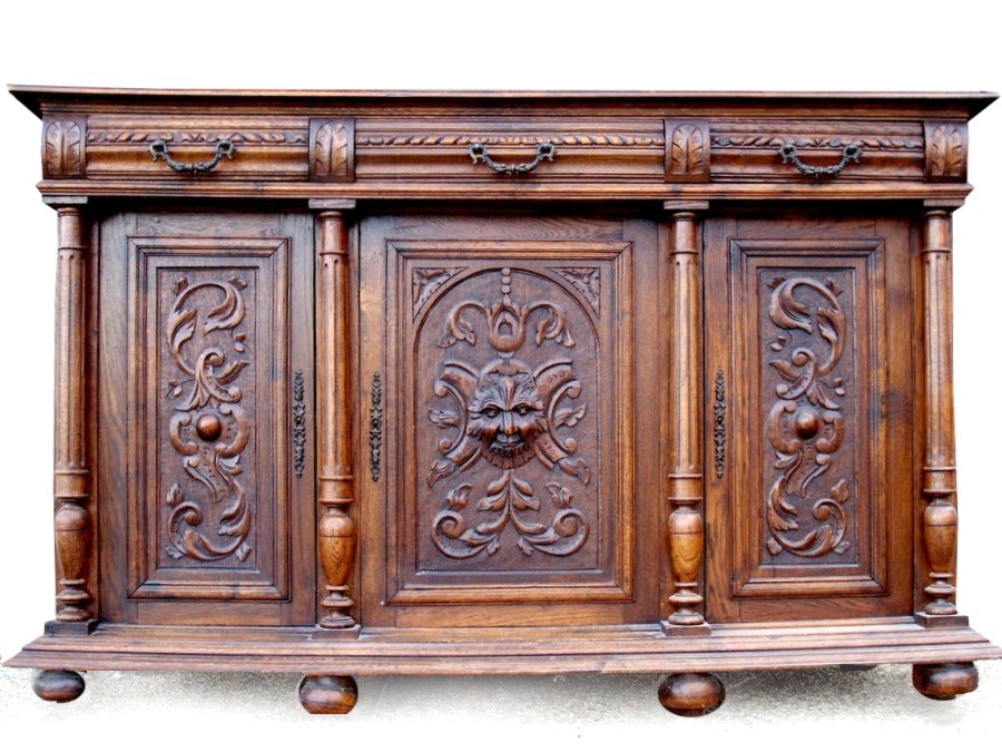 Read more about the article Große Historismus Kommode mit geschnitzten Fratzen.
