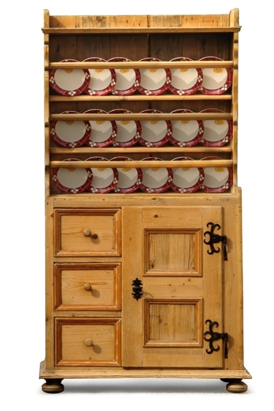 Read more about the article alter Küchenschrank mit Tellerregal Shabby Chic