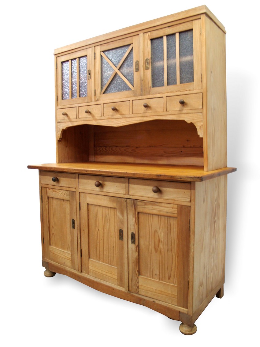 Read more about the article Bezaubernder antiker Küchenschrank für Shabby Chic Wohnräume