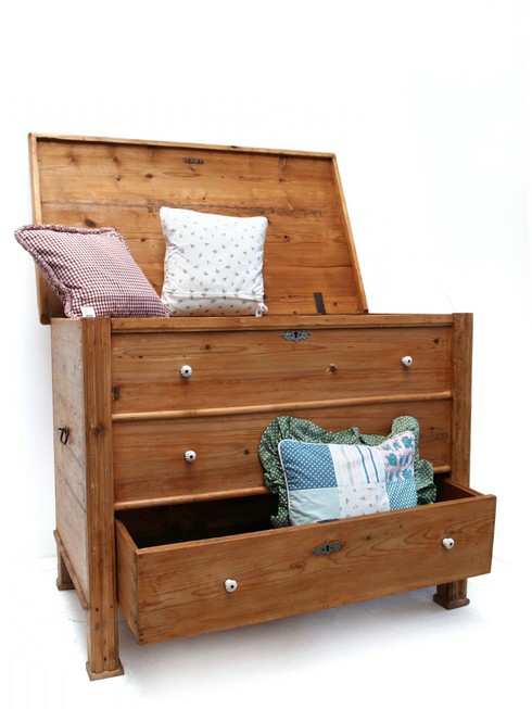 Read more about the article Antike Vintage Kommode, Naturholz Vorratsschrank – Traumteil!