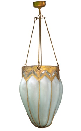 Read more about the article Das mundgeblasene Einzelstück – vergoldete Hängelampe mit opakem Glas