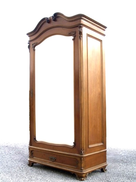 Read more about the article Hoher Pfeiferlbarockschrank für hohe Räume