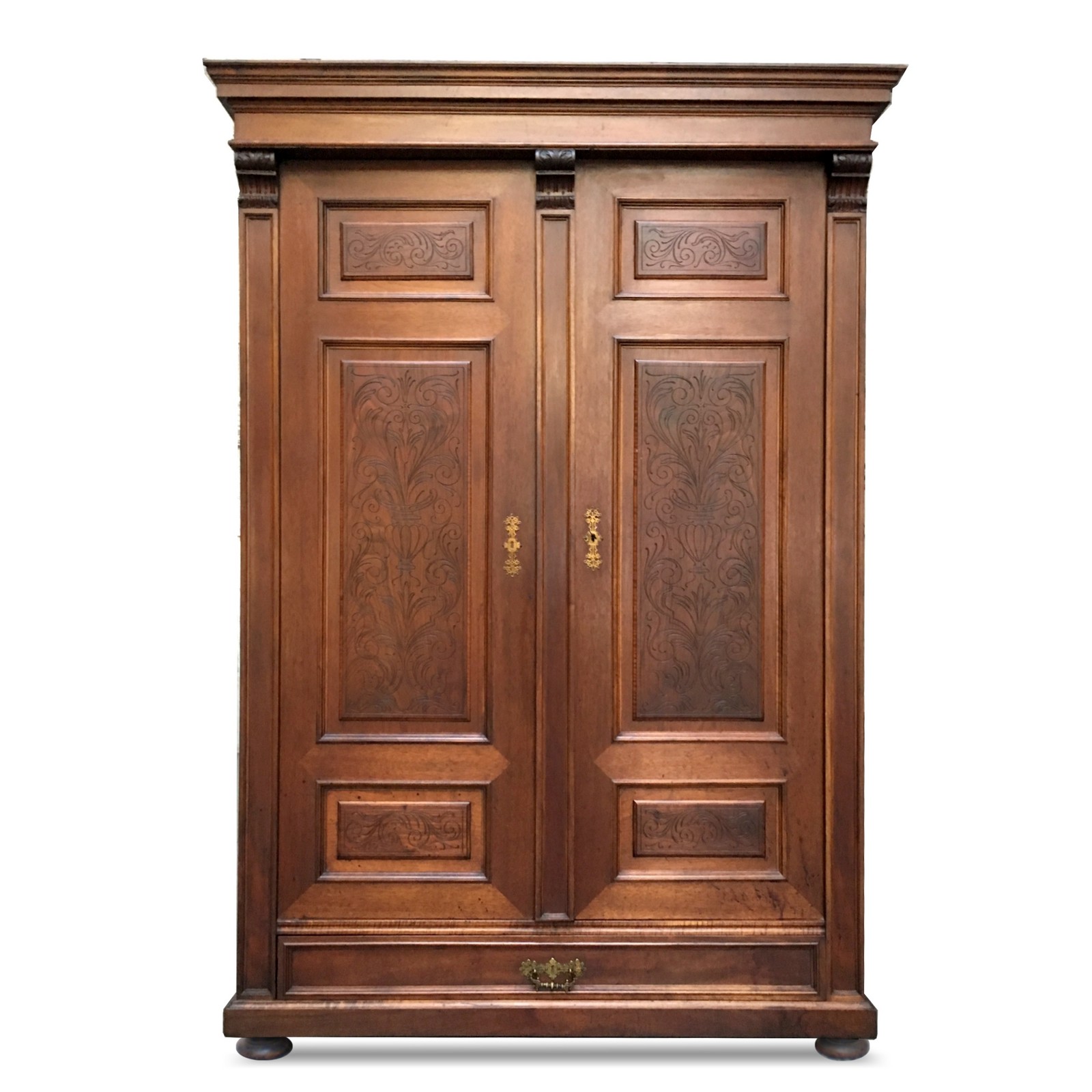 Read more about the article Antiker Schrank Historismus mit Legefächern