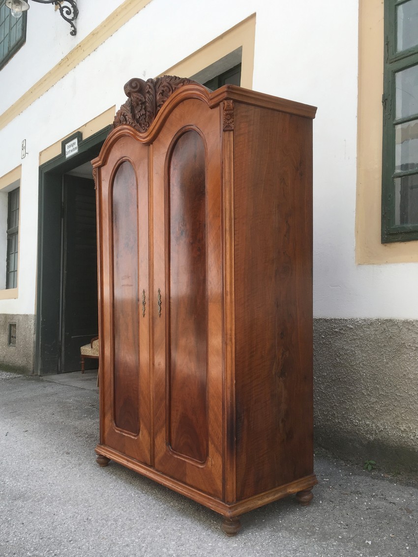 Kleiderschrank antik Rosen beschnitzt 1880 Altdeutsch Historismus Nussholz furniert