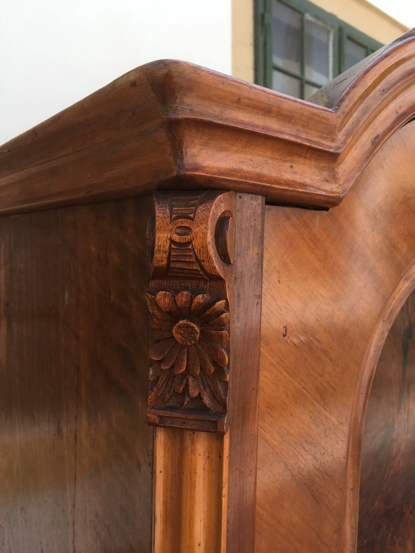 Kleiderschrank antik Rosen beschnitzt 1880 Altdeutsch Historismus Nussholz furniert