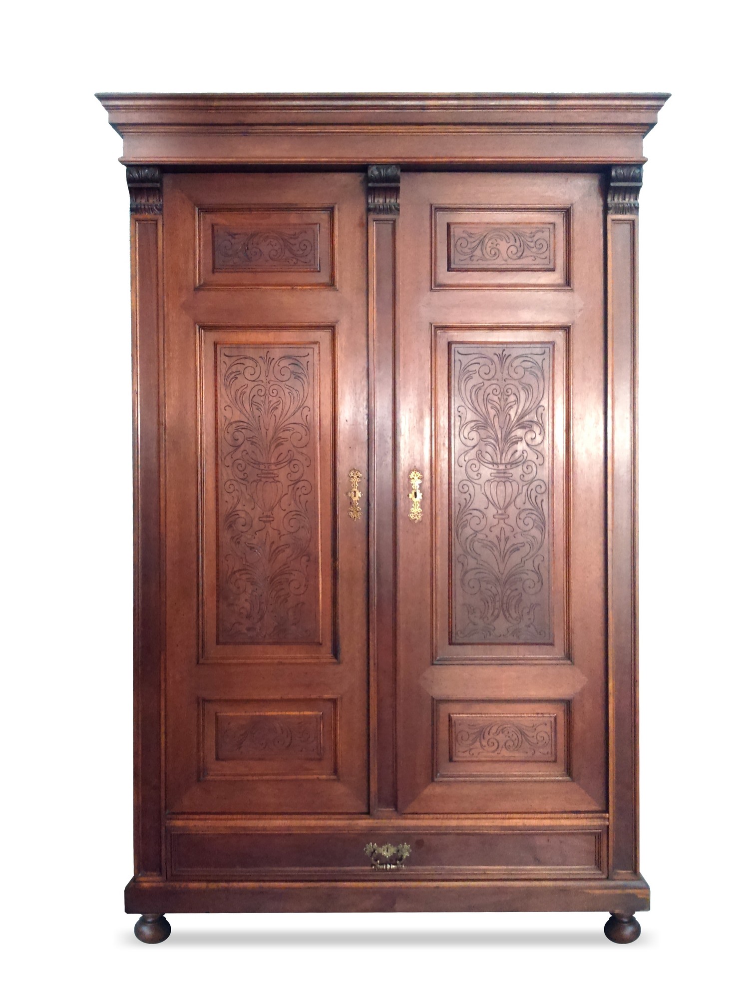Read more about the article Antiker Kleiderschrank um 1880