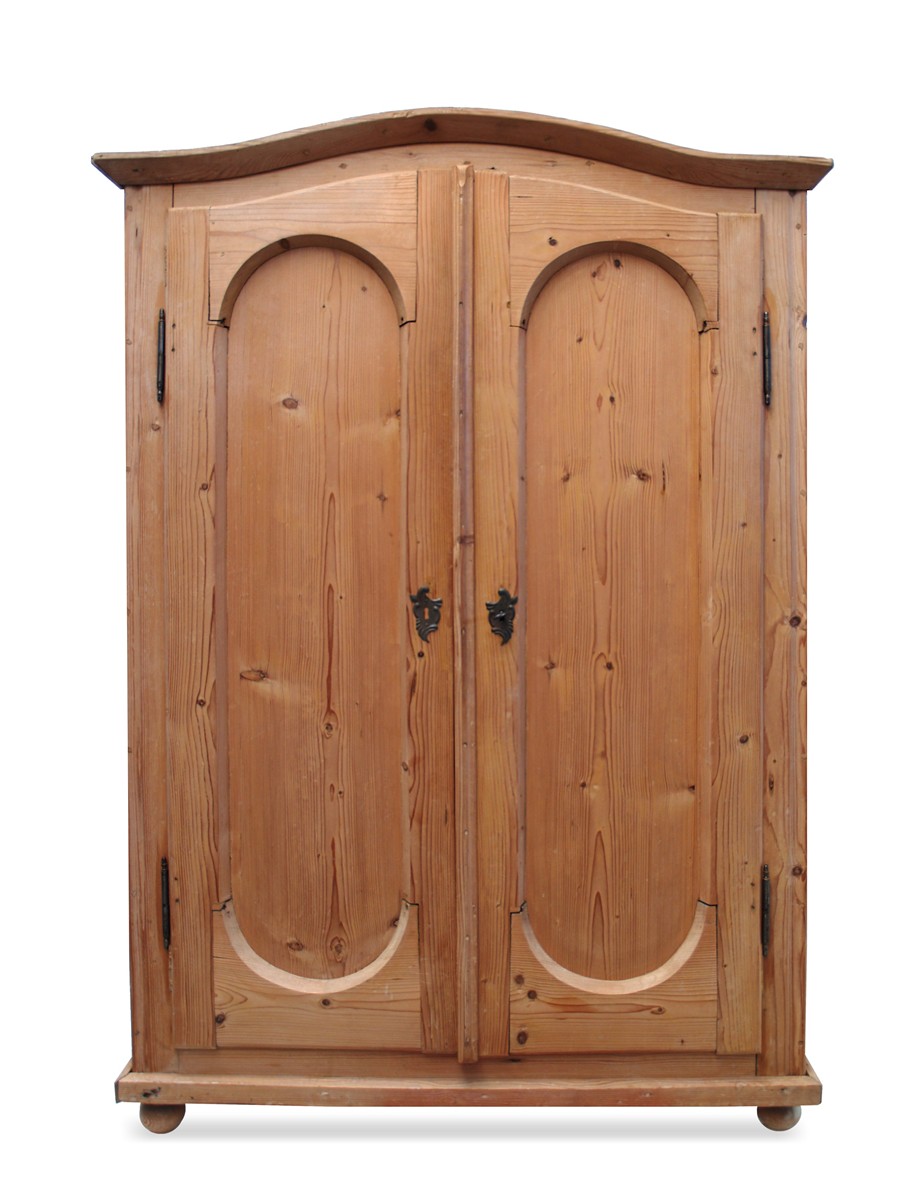 Read more about the article Antiker Schrank Naturholz mit Haken an der Rückwand