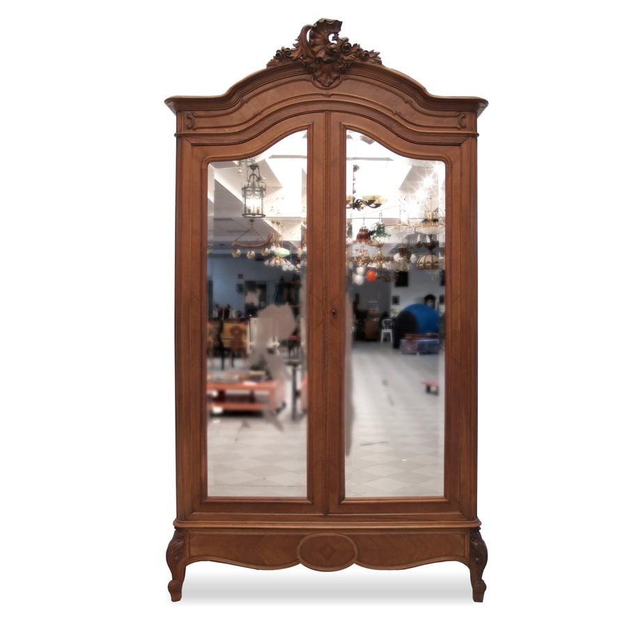 Read more about the article Antiker Pfeifenbarock Schrank mit geschnitztem Rosenlaub