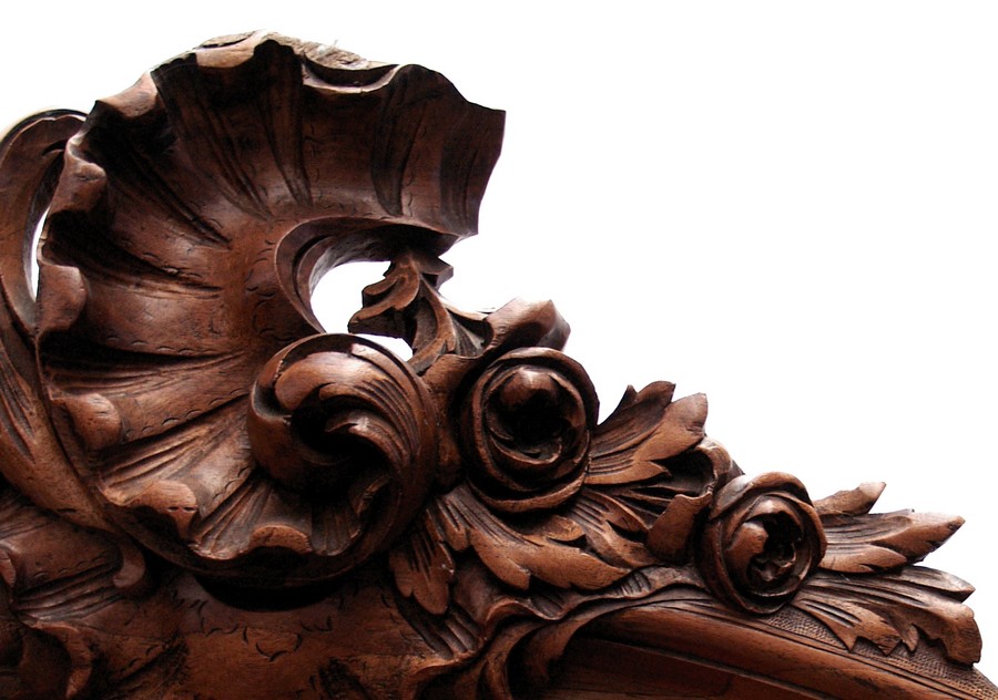 Geschnitzter antiker Pfeifenbarock Schrank / Gründerzeit Schrank, monumentale Größe mit hinreißender Rosenlaub Schnitzerei auf gewölbtem Gesims.