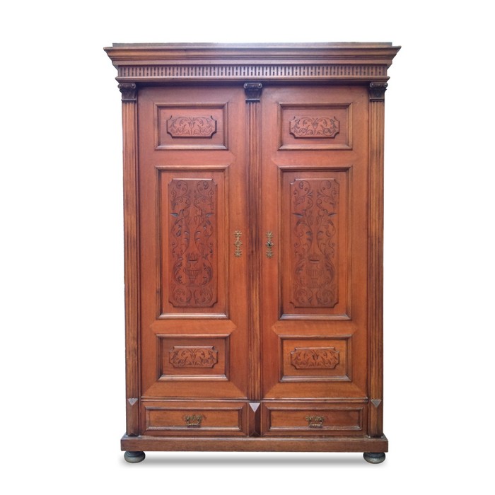Read more about the article Kleiderschrank antik um 1880