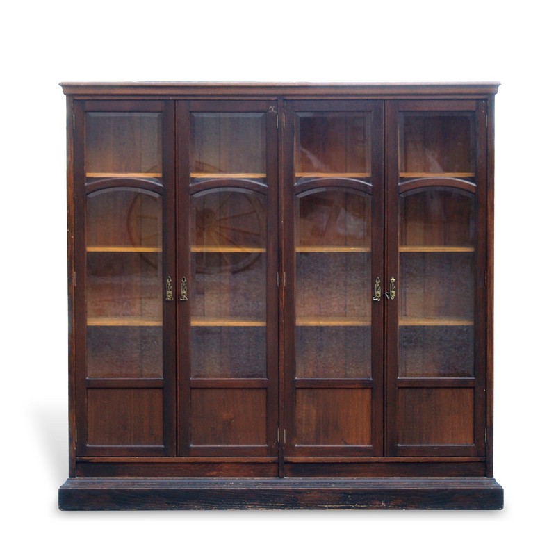 Read more about the article Apothekenschrank antiker Schrank