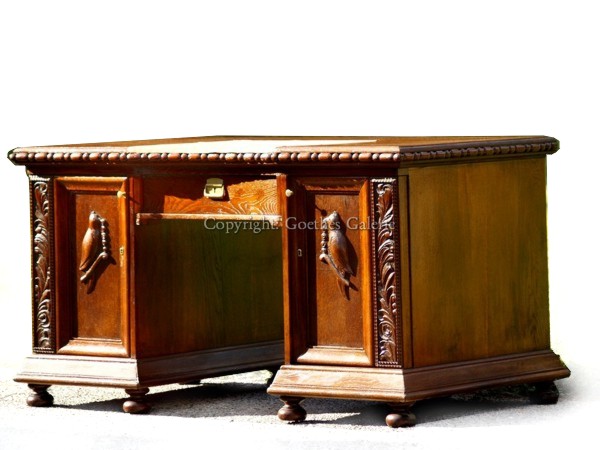 Read more about the article Antiker Schreibtisch in freistehender Bauart