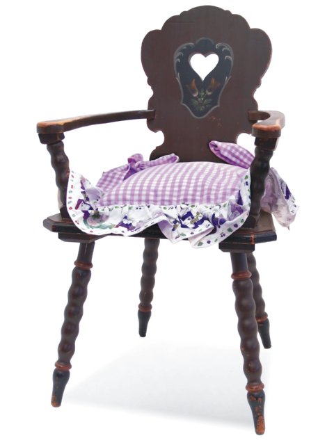 Read more about the article Bauernsessel bemalt mit Armlehnen – für Charme im Wohnraum