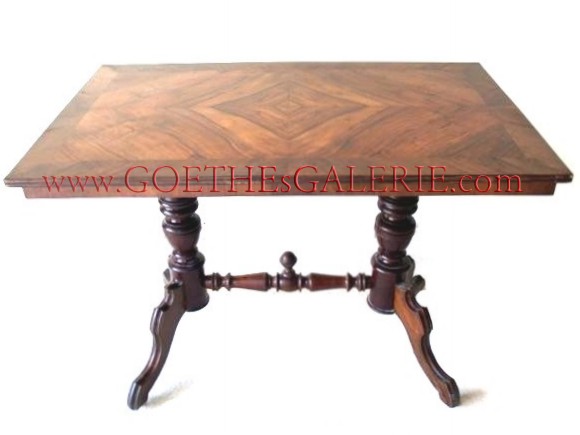 Read more about the article Antiker Tisch, rechteckig in eleganter Erscheinung