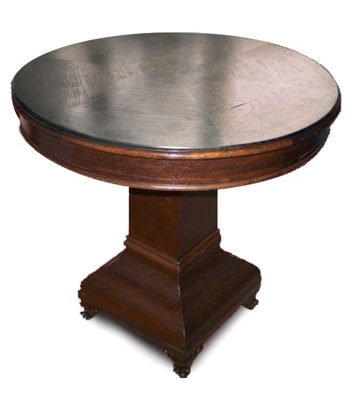 Read more about the article Antiker Tisch aus Nussholz um 1920 – elgant und unverspielt