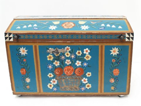 Read more about the article Bemalte alte Bauerntruhe – die praktische Vintage Truhe