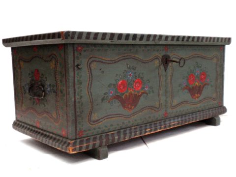 Read more about the article Antike Truhe, bemaltes Bauernmöbel – die dezente Schönheit
