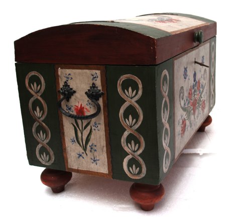 Read more about the article Vintage Truhe / alte bemalte Bauerntruhe – die praktische „M“-Größe