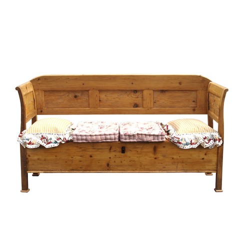 Read more about the article alte Truhenbank Sitztruhe Küchensitzbank restauriert