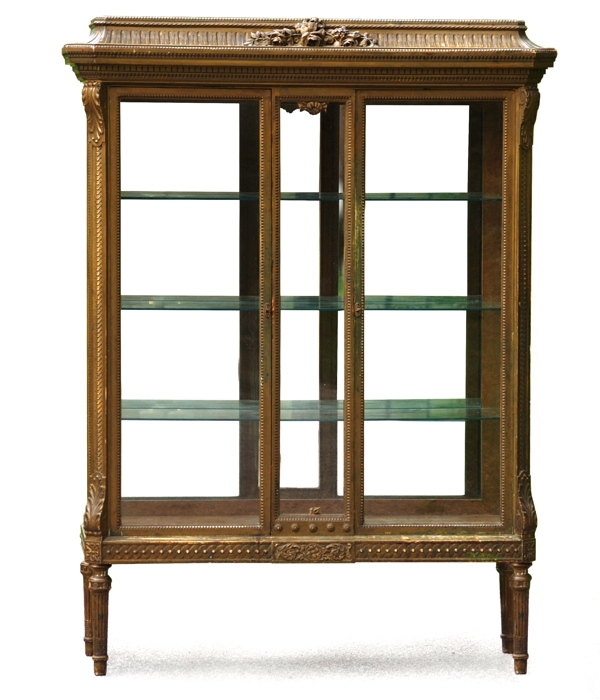 Read more about the article goldene antike Vitrine Empirestil mit gschnitzten Rosen – Eleganz pur!