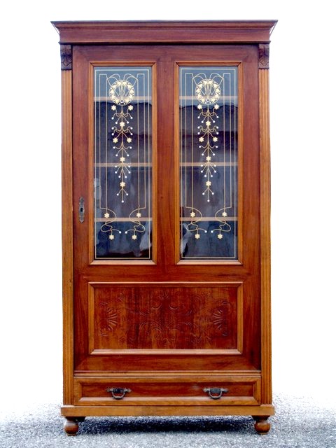 Read more about the article Antiker Schrank um 1880, traumhaft schöne Vitrine!