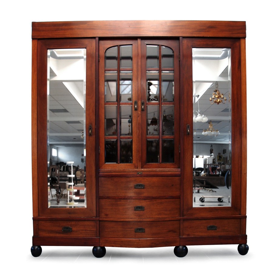 Read more about the article Eleganter antiker Bücherschrank, große Jugendstil Vitrine