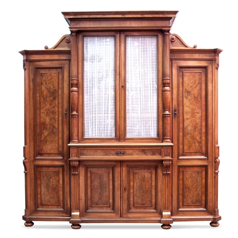 Read more about the article antiker Waffenschrank mit Vitrine für den Stilbewussten!