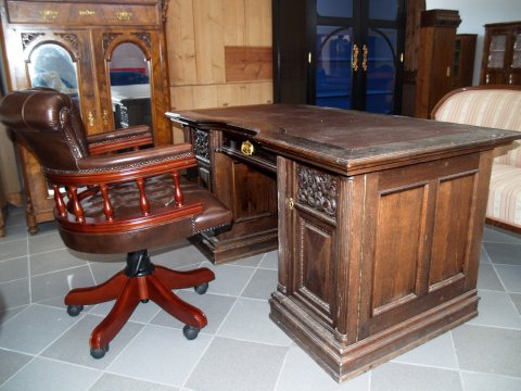 Schreibtisch antik restauriert massivholz Herrenzimmer Möbel Antiquität beschnitzt Chesterfield Chair Stuhl