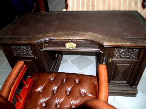 Schreibtisch antik restauriert massivholz Herrenzimmer Möbel Antiquität beschnitzt Schreibtischstuhl Chesterfield