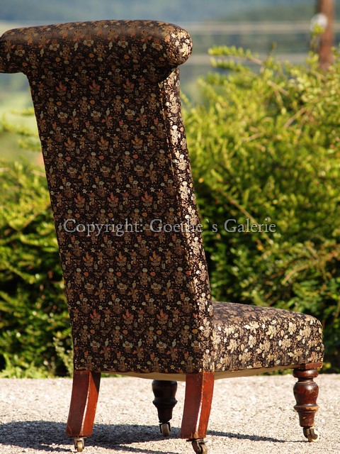 antiker Stuhl Gebetsstuhl oder stummer Diener