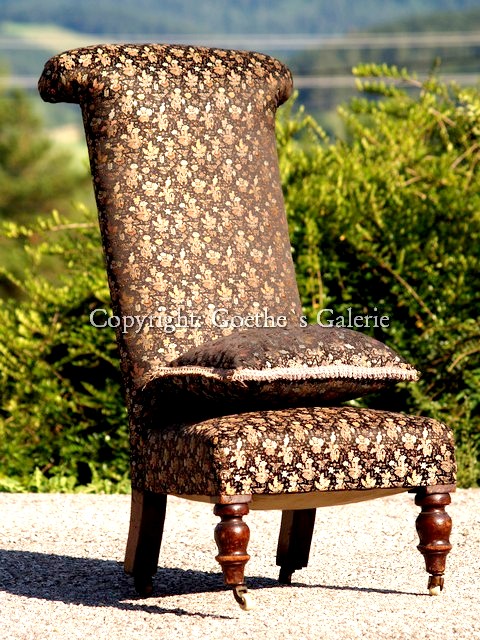 antiker Stuhl Gebetsstuhl oder stummer Diener