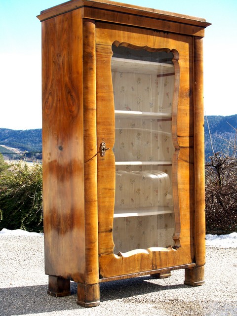 Biedermeier Vitrine Nussfurniert Klotzfuesse 1
