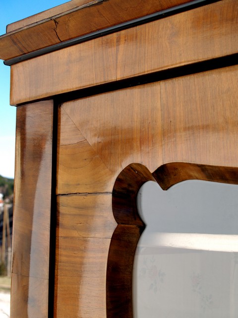 Biedermeier Vitrine Nussfurniert Klotzfuesse 4