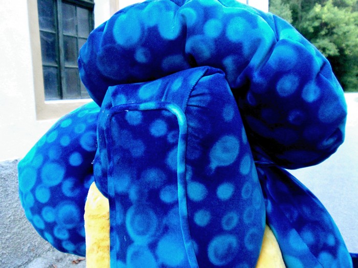 Bretz Designklassiker Sofa Bett Aitutaki blau gelb Blume Kinderzimmer Möbel Kindermöbel weich Stoff Blumen