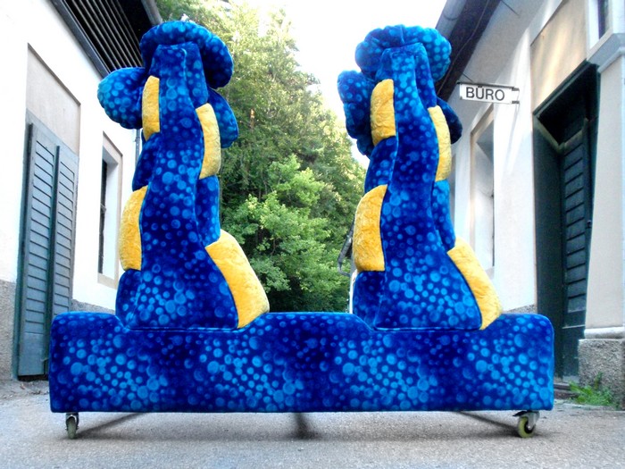 Bretz Designklassiker Sofa Bett Aitutaki blau gelb Blume Kinderzimmer Möbel Kindermöbel weich Stoff Blumen