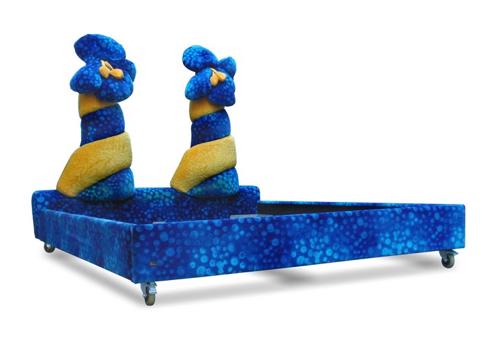 Bretz Designklassiker Sofa Bett Aitutaki blau gelb Blume Kinderzimmer Möbel Kindermöbel weich Stoff Blumen