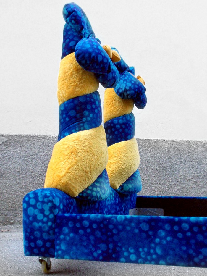 Bretz Designklassiker Sofa Bett Aitutaki blau gelb Blume Kinderzimmer Möbel Kindermöbel weich Stoff Blumen