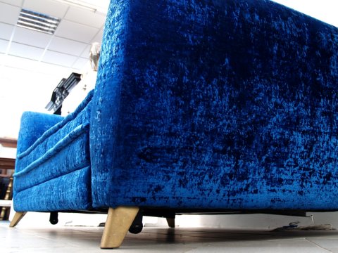 Ausziehbares Bretz Sofa Monster blau Glamoursamtstoff neuwertig secondhand