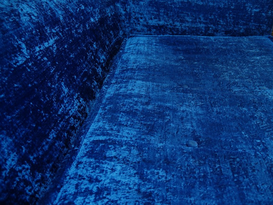 ausziehbares Bretz sofa designklassiker lounge glamoursamt monster bett blau